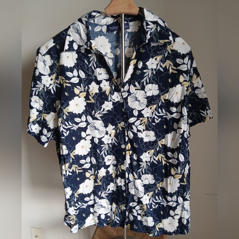 NWT Gloria Vanderbilt Casuals Floral Button Top